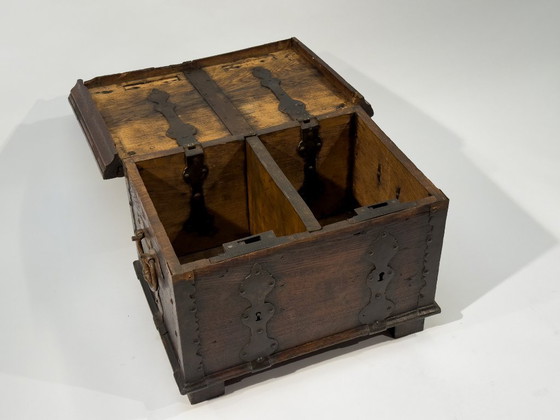 Image 1 of Cassapanca portavalori del XVIII secolo, circa 1750