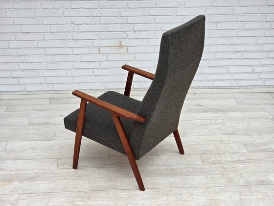 Image 1 of Sillón danés de respaldo alto de la década de 1970, tapizado en tela y madera de teca.