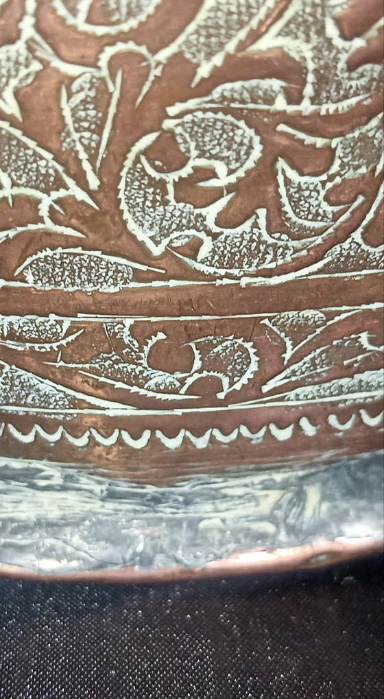 Image 1 of Perzische of Ottomaanse  18de eeuwse koperen samowaar. 67 cm hoog