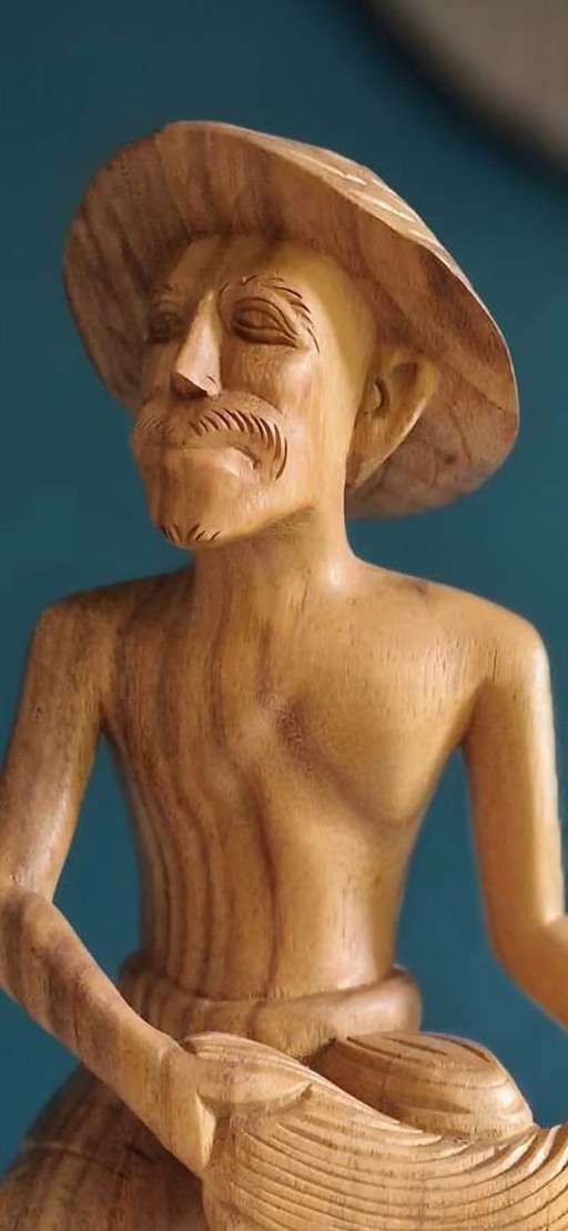 Estatua de pescador de madera tallada a mano: auténtica artesanía