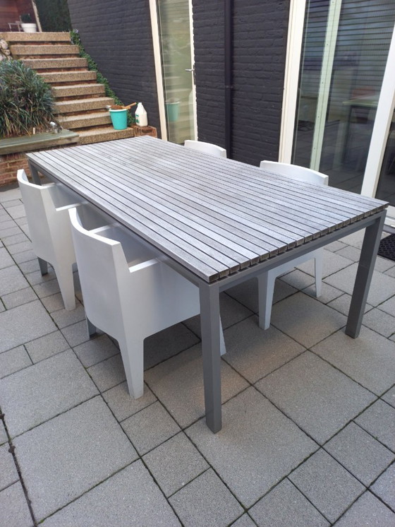 Image 1 of Mesa de comedor moderna para jardín con estructura de aluminio y madera de teca.