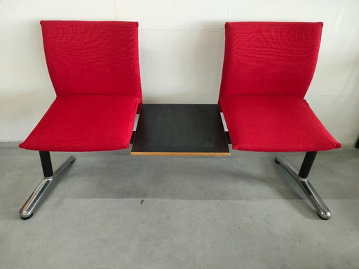 Banco de sala de espera vintage único con tapicería roja.