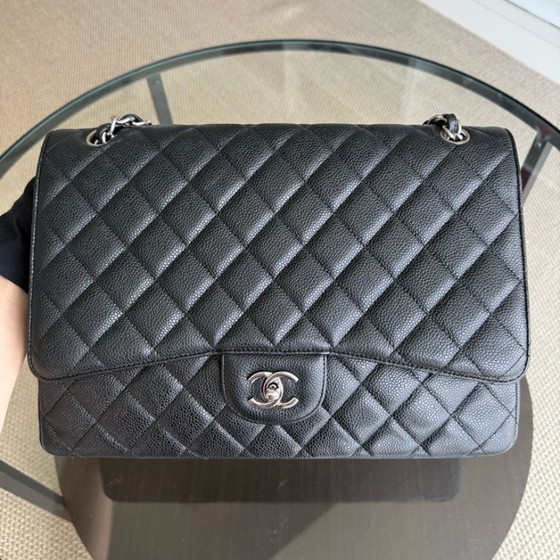 Image 1 of Borsa Chanel Classic Flap Maxi - Caviar 33CM, chiusura singola con patta, trapuntata, nera, con finiture argentate, serie 13