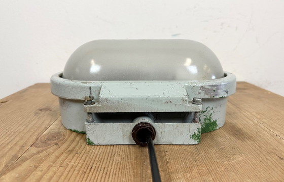 Image 1 of Applique industriale in alluminio pressofuso con vetro opalino di Elektrosvit, anni '70