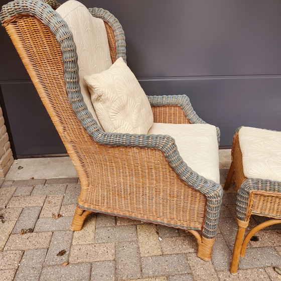 Image 1 of Poltrona lounge e poggiapiedi in rattan in stile French Grange.