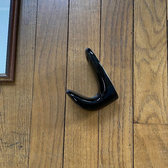 Image 1 of 3 antieke wandkapstokhaken, zwart porselein, vintage stijl uit de jaren 50.