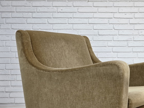 Image 1 of Fauteuil danois des années 1970, velours d'ameublement vert original, pieds en bois de teck