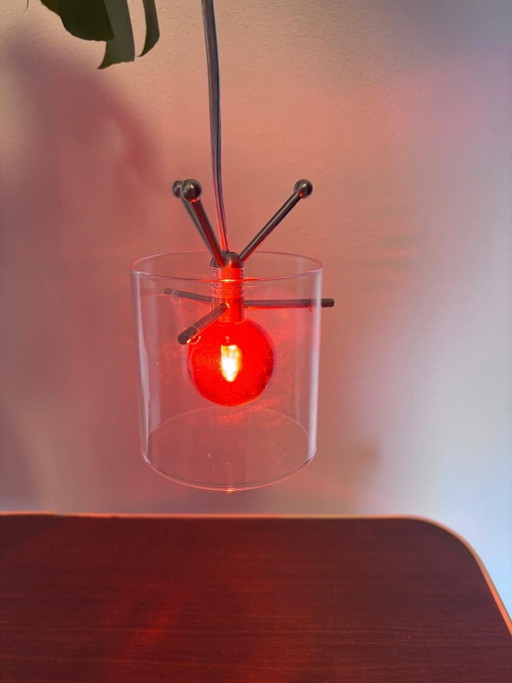 Lampe à suspension design avec éclairage d'ambiance rouge