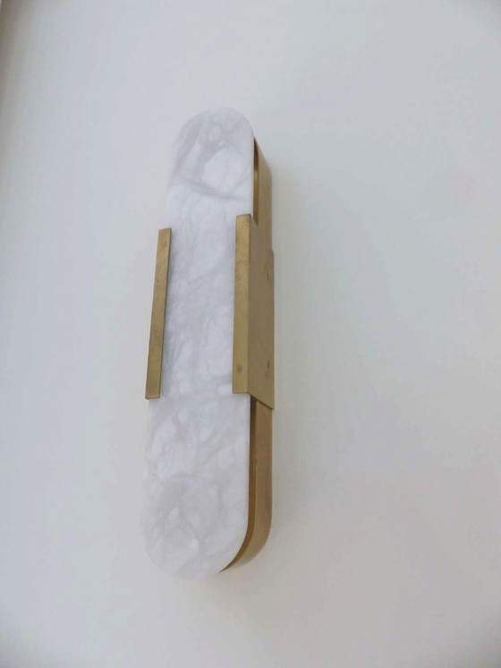 Image 1 of Set aus 2 Wandleuchten „Elongated Melange“ aus Messing und Naturalabaster von VISUAL COMFORT, entworfen von Kelly Wearstler