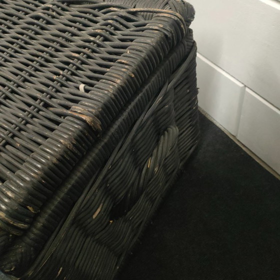 Image 1 of Brede en grote vintage/retro rieten/rotan opbergmand (1.2 meter breed)