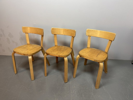 Ensemble de 3 chaises en contreplaqué Alvar Aalto modèle 69, première édition, pour Artek, Finlande, années 1940.