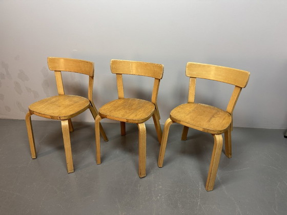 Image 1 of Ensemble de 3 chaises en contreplaqué Alvar Aalto modèle 69, première édition, pour Artek, Finlande, années 1940.