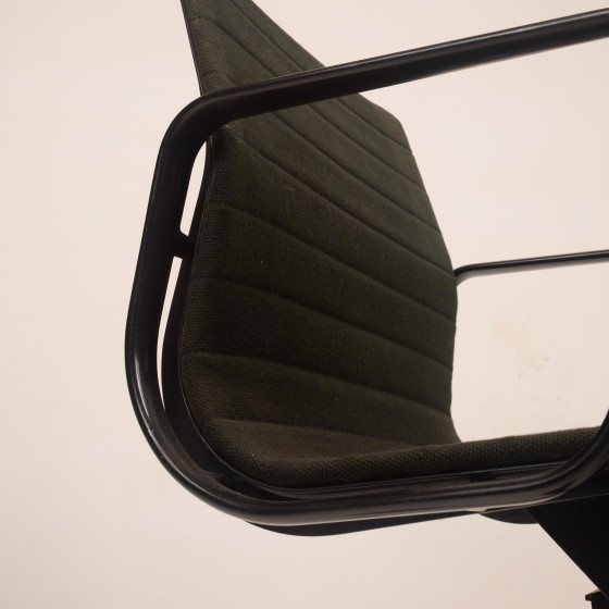 Charles & Ray Eames Zwart Aluminium Bureaustoel, eind 20e eeuw, voor ICF – Bureaustoelen, Metal, Modern (photo 19 of 20)