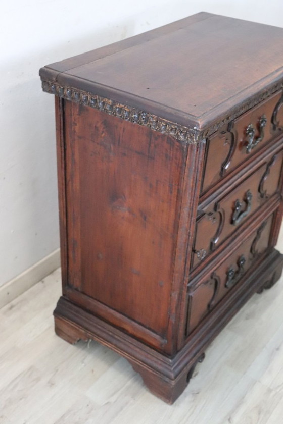 Image 1 of Table de nuit ancienne en noyer, Italie Toscane Début du 18ème siècle