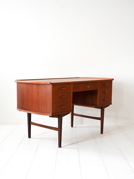 Image 1 of Bureau vintage danois en teck avec étagère