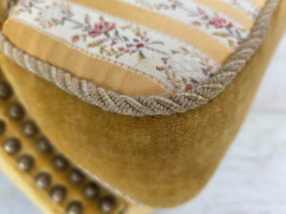 Image 1 of Fauteuil danois des années 1960, velours d'ameublement jaune miel, état d'origine.