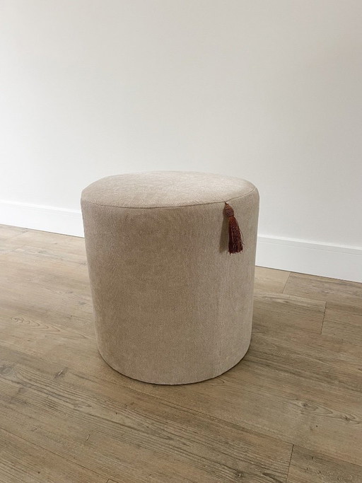 Puf beige | hecho a mano con detalle de borla