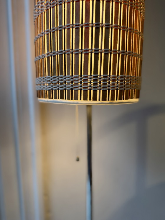 Lámpara de pie de mediados de siglo con pantalla cilíndrica de madera, años 60-70. – Lámparas de pie, Metal (photo 10 of 11)
