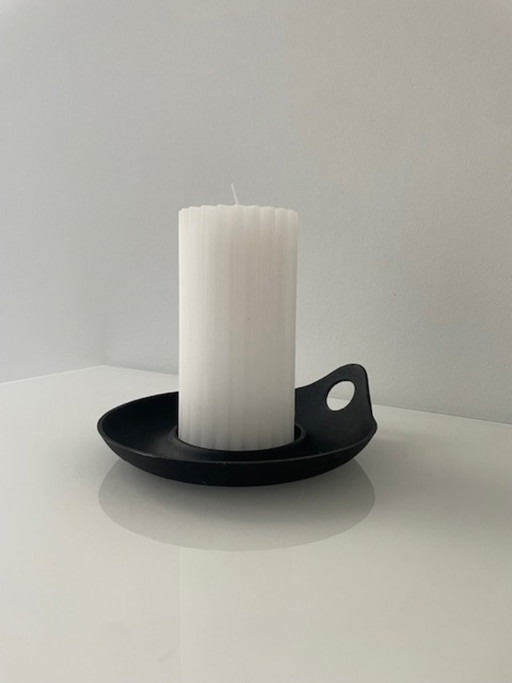 Portacandele dal design moderno in alluminio verniciato a polvere nero.