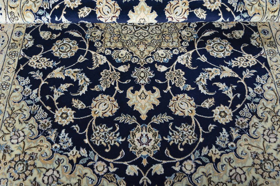 Image 1 of Nain 9LA - Handgeknoopt oosters tapijt met zijde - 210 x 162 cm - Elegante blauwtinten