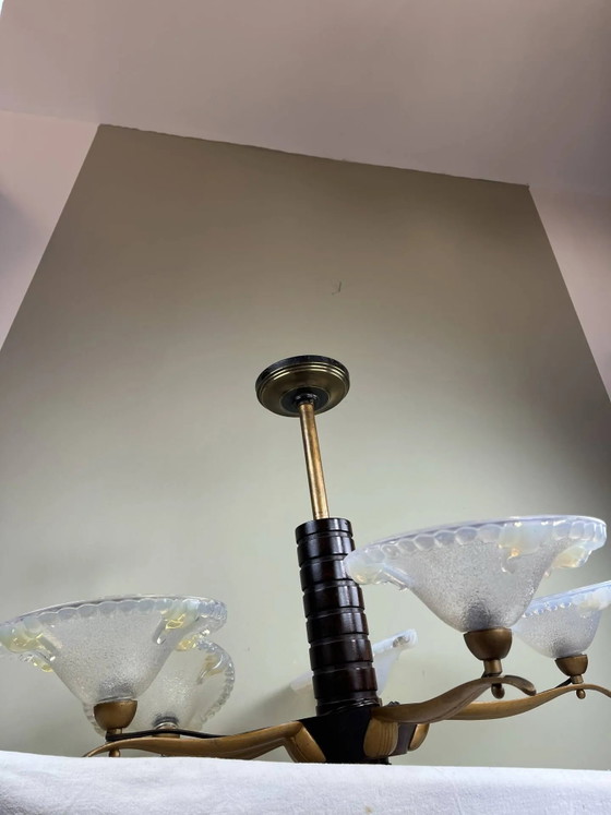 Französischer modernistischer Kronleuchter aus Holz, Messing und opaleszentem Glas. – Wood, Brass, Bauhaus (photo 12 of 20)
