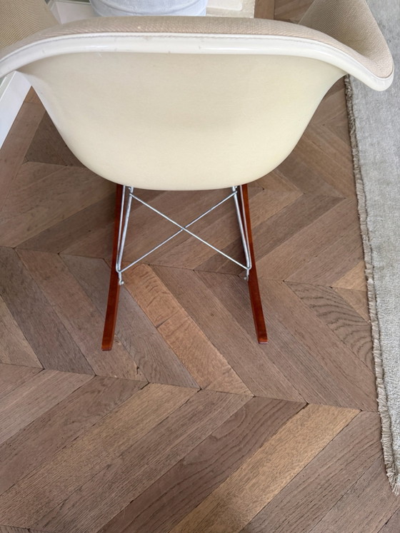 Fauteuil à bascule vintage Eames RAR -Herman Miller- noyer – Fauteuils d'appoint, Verre (photo 6 of 9)