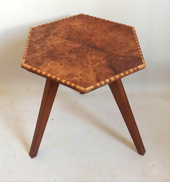 Image 1 of Mesa auxiliar trípode octogonal, década de 1960, altura 39 cm.
