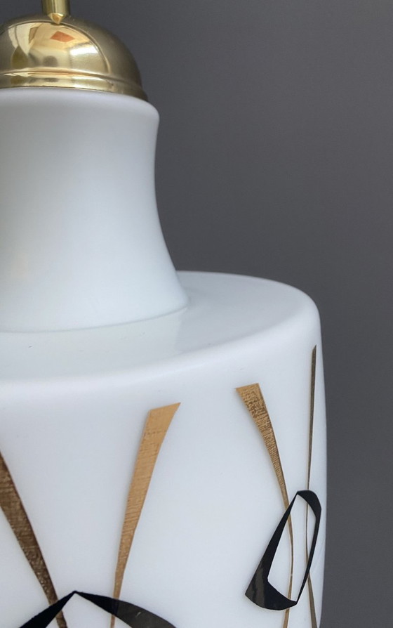 Image 1 of Lampada a sospensione in vetro opalino con disegno in oro e nero