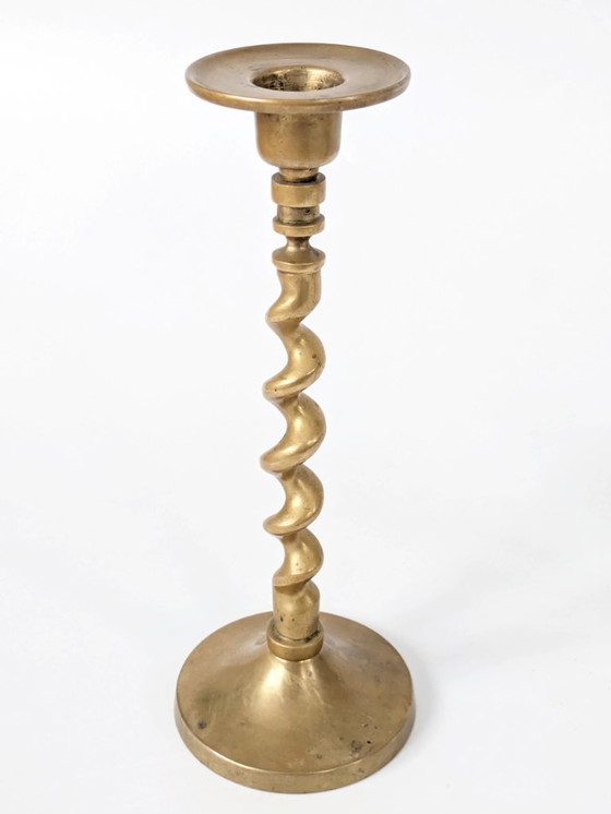 Image 1 of Set van 3 vintage messing kandelaars uit het midden van de 20e eeuw, verschillend van vorm met gedraaide en torsade-details.