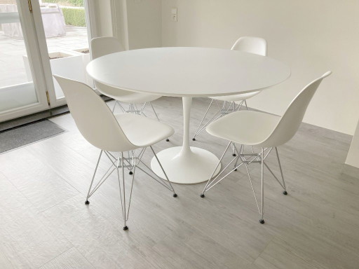 Knoll Saarinen Tulip-Tisch & Vitra Eames DSR-Stühle weiß