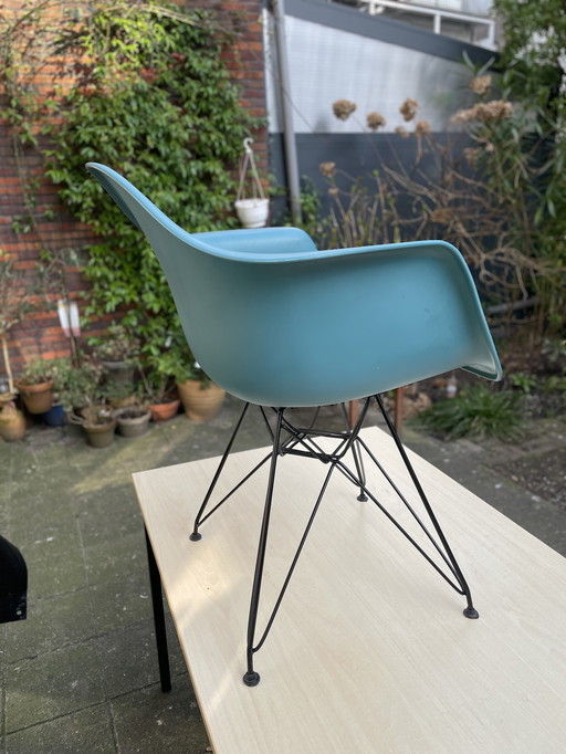 In the Style of Vitra Emnes