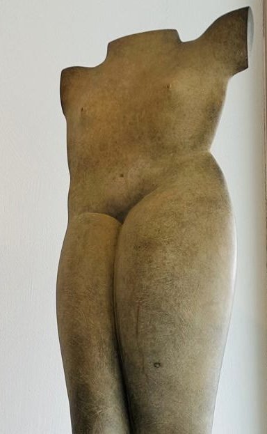 Image 1 of Kobe, krachtige ‘Vrouw zonder hoofd’