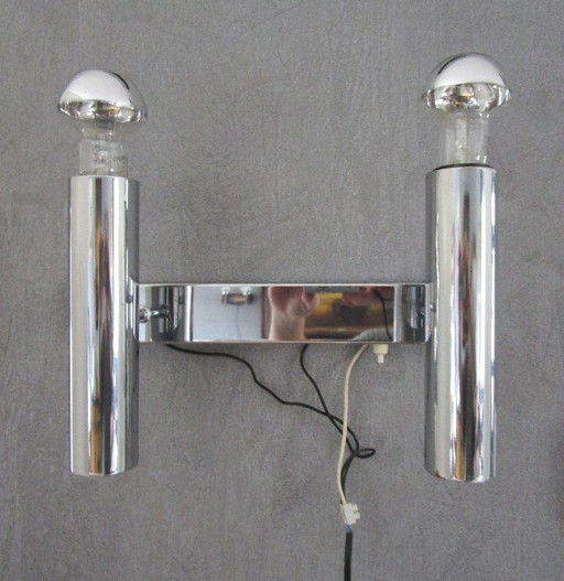 This chrome-colored space-age wall lamp is attributed to designer Gaetano Sciolari from the 1970s.