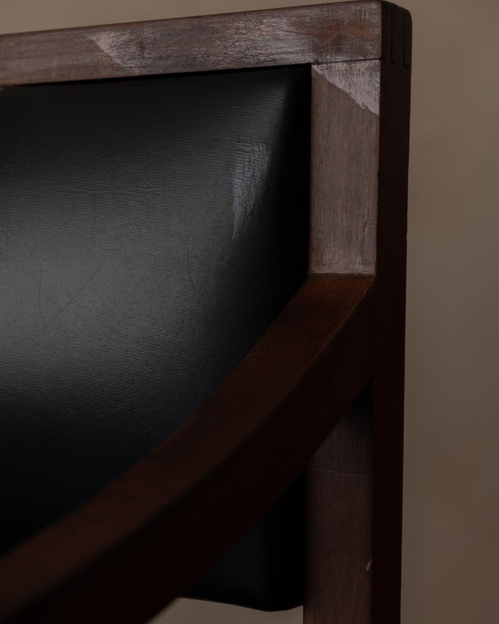 Image 1 of Vintage Houten Armstoel Met Zwart Kunstleer, Scandinavische Stijl