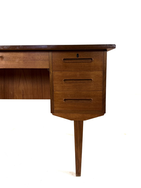 Image 1 of Vintage vrijstaand Deens teakhouten bureau ‘60