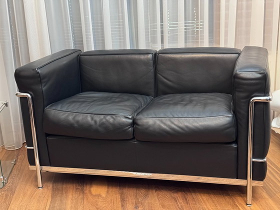 Cassina LC2 Set: 2 Sessel + 2-Sitzer-Sofa – Leather, Metal (photo 7 of 12)