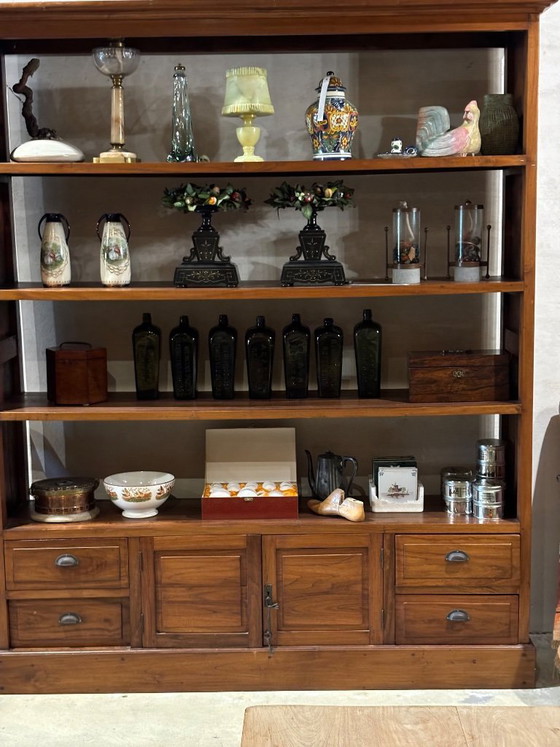 Image 1 of Kast te gebruiken tussen 2 ruimtes ! De kast heeft aan beide zijden plinten, kap, en panelen zoals aan de voorzijde 