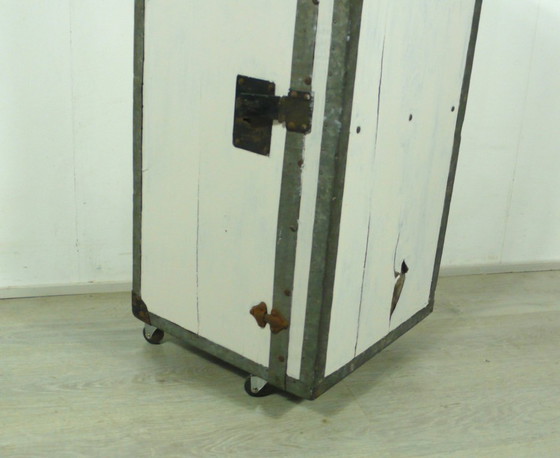 Image 1 of Vintage transportkist, nu kast op wielen in shabby wit