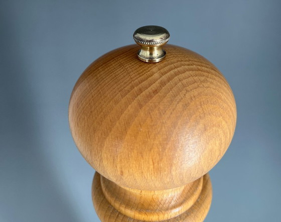 Image 1 of Molinillo de pimienta Peugeot Frères «Lion» – 41 cm – madera y latón – clásico del diseño francés