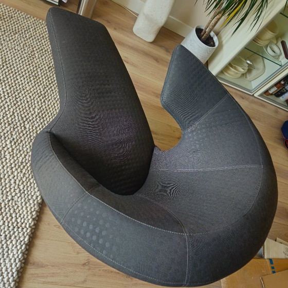 Leolux Parabolica – Design Armchair in top condition – Textile (photo 2 of 5)