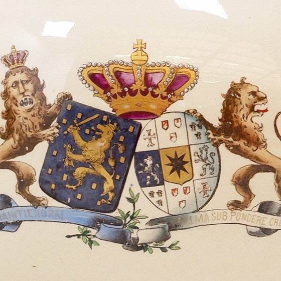 Image 1 of Grote wijnkaraf versierd met de wapenschilden van koning Willem III en de koningin