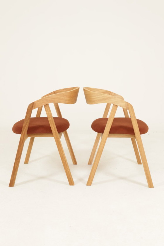 Image 1 of Moderne set van 6 eetkamerstoelen van natuurlijk eikenhout met terracotta bekleding.