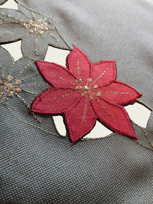 Quadratische Vintage Weihnachts-Tischdecke – Grün mit roten Weihnachtsblüten, ca. 87x87 cm