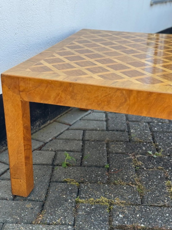 Image 1 of Tavolino quadrato in noce a intarsio italiano.