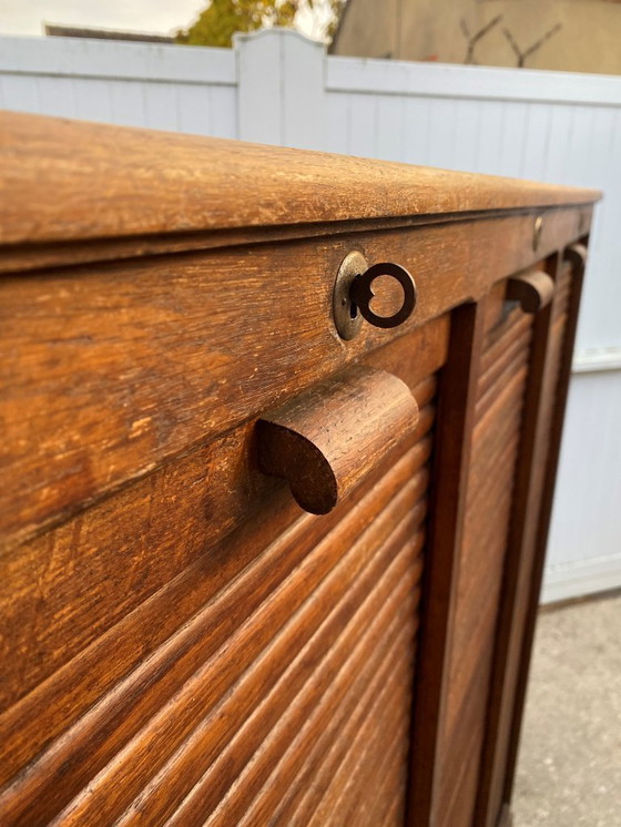 Image 1 of Eikenhouten archiefkast met drie kolommen en gordijn uit de jaren 50