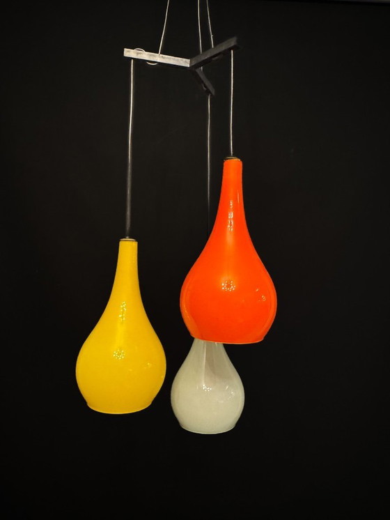 Image 1 of Lampada a sospensione di metà secolo con paralumi in vetro Vistosi di Stilux Milano. Italia, anni '60.