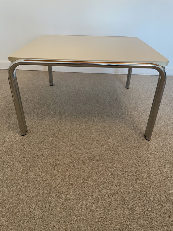 Image 1 of Tavolino da caffè spaziale (Tecta)