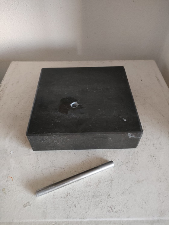 Image 1 of Sculpture abstraite en stéatite sur socle en marbre noir