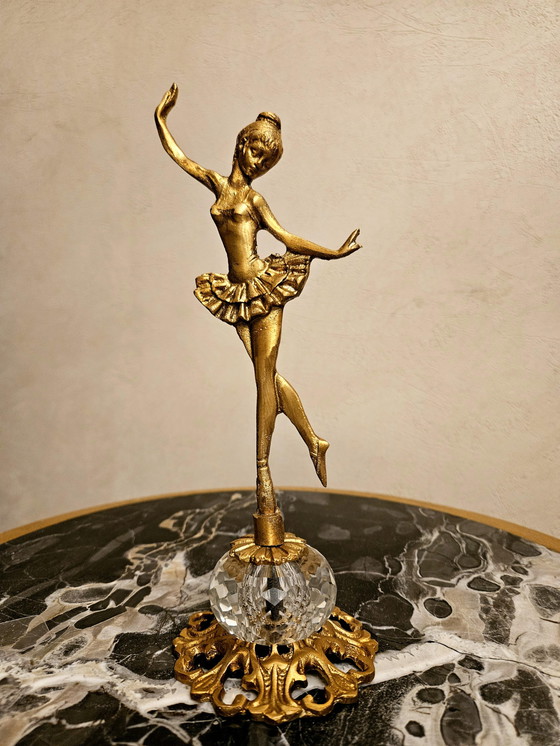 Image 1 of Statuette danzanti dorate - Set di 3 | Ottone e cristallo | Sculture di ballerine vintage di Saraya Abden