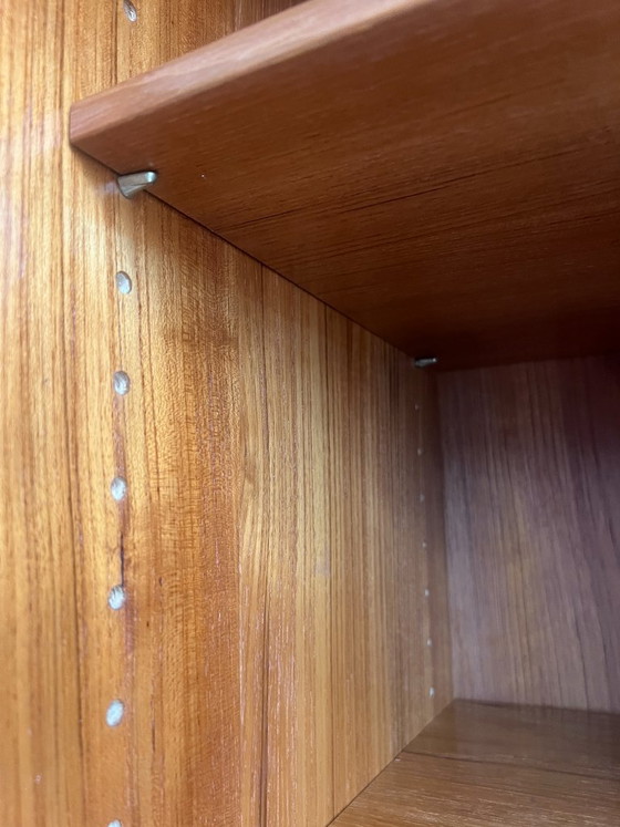 Image 1 of Bernhard Pedersen & Søn Tambour kast in teakhout, Denemarken – Origineel BPS-M label & volledig afgewerkte achterkant